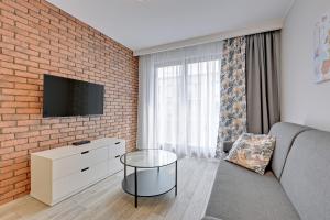 Un televizor și/sau centru de divertisment la Aura Island Apartments Old Town