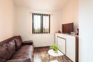 Televízia a/alebo spoločenská miestnosť v ubytovaní Apartmani Kremena small beach 200m