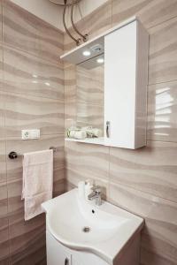 Kúpeľňa v ubytovaní Apartmani Kremena small beach 200m + 37 fotografií