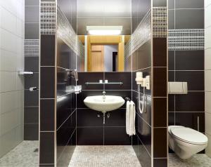 un bagno con lavandino e WC di Coque Hotel a Lussemburgo
