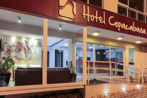 a hotel lobby with a large glass window at Hotel Copacabana Piracicaba in Piracicaba