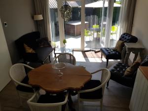 Posezení v ubytování B&B Het Zwanennest