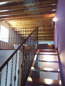 una escalera en una casa con paredes y techos de madera en Casa Lola, en Villastose