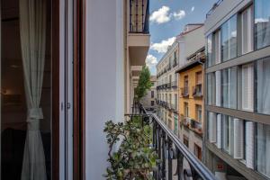 een balkon met uitzicht op een appartementencomplex bij Fee4Me Marques Vintage Apartment in Madrid