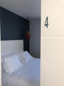 Postel nebo postele na pokoji v ubytování Roscoff Beach House