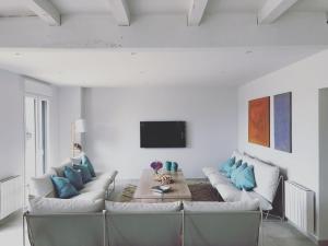 TV a/nebo společenská místnost v ubytování Roscoff Beach House