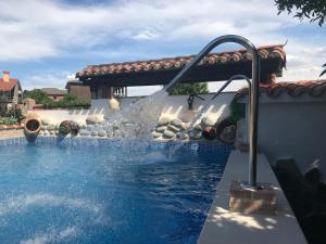 a water fountain in a swimming pool at La Guarida del Oso in Candeleda