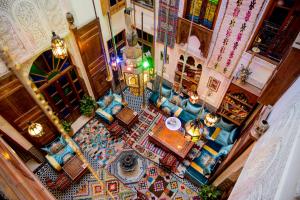 una vista aérea de una sala de estar con muebles azules en Riad Verus, en Fez