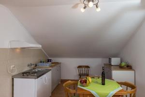 Kuchyňa alebo kuchynka v ubytovaní Apartment Bruana 5
