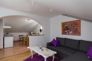 Kuchyňa alebo kuchynka v ubytovaní Apartment Bruana 5