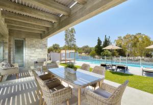 Bazén v ubytování Kouros n' Kori Villas nebo v jeho okolí