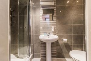 Koupelna v ubytování Saba Hotel London + 21 fotografií
