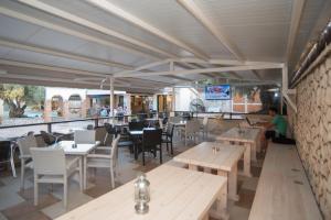 Reštaurácia alebo iné gastronomické zariadenie v ubytovaní Villa Vita Holidays