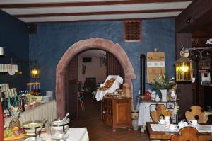 a kitchen with an archway in a room at Hotel Schmuckkästchen in Miltenberg