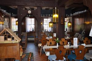 - un restaurant avec des tables et des chaises dans une salle dans l'établissement Hotel Schmuckkästchen, à Miltenberg