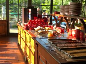 una línea de buffet con comida expuesta en un restaurante en Resort Malevil, en Jablonné v Podještědí