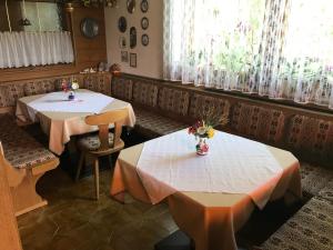 A restaurant or other place to eat at Gästehaus Dullnig