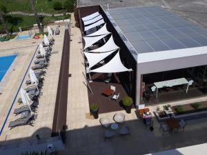 an overhead view of a restaurant with tables and umbrellas at Novotel Setubal in Setúbal