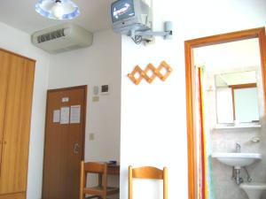 リド・ディ・イエゾロにあるB&B Garnì Da Vitoのバスルーム(洗面台付)、壁掛けテレビが備わります。