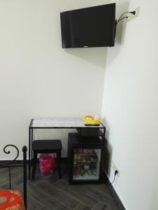 Televízia a/alebo spoločenská miestnosť v ubytovaní la casa dei limoni