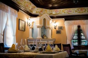 uma sala de jantar com uma mesa com copos de vinho em The House of the Miyaks em Rostuša