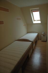 two beds in a small room with a window at Hafenidyll mit Wasserblick in Ostseebad Karlshagen