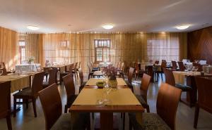 Hotel Meira tesisinde bir restoran veya yemek mekanı