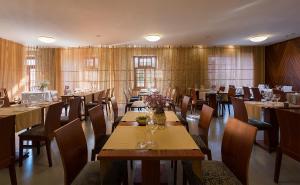 a dining room with tables and chairs in a restaurant at Hotel Meira in Vila Praia de Âncora