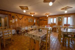d'une salle à manger avec des tables, des chaises et des murs en bois. dans l'établissement Grand Golliat, à Saint-Rhémy-en-Bosses