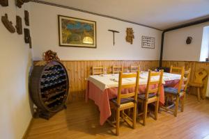 une salle à manger avec une table et un casier à vin dans l'établissement Grand Golliat, à Saint-Rhémy-en-Bosses 41 autres photos