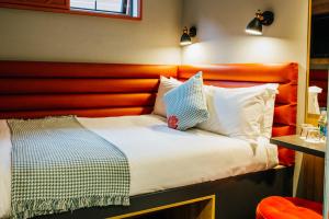 Voodi või voodid majutusasutuse Iveagh Garden Hotel toas