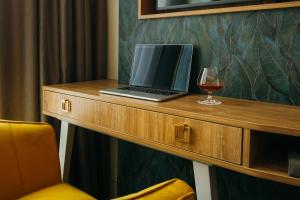 Televiisor ja/või meelelahutuskeskus majutusasutuses Iveagh Garden Hotel