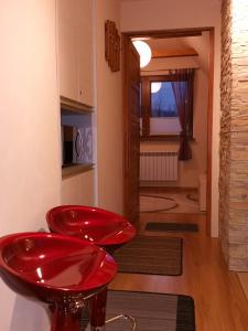 een kamer met twee rode krukken in een kamer bij Tatary - u Stanisławy in Zakopane