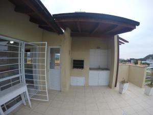 un gran patio con toldo en una casa en Apartamento no Residencial Amazônia I, en Florianópolis