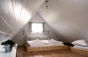 Postel nebo postele na pokoji v ubytování Venkovský domek s panoramatickou saunou