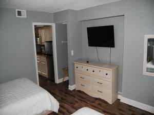 1 dormitorio con 1 cama y TV de pantalla plana en Sand Dunes Resorts 2526, en Myrtle Beach