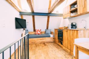 una piccola cucina con divano in una casetta di Amtshaus Gut Hügle Boutique Apartments a Bad Waldsee