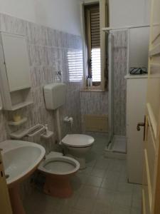 マルサラにあるSole di Lilibeoのバスルーム(トイレ2つ、シャワー付)