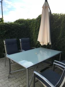 a table and two chairs and an umbrella at Apartament Arte Povera in Słubice