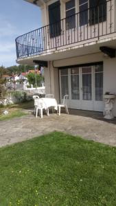 un patio con mesa y sillas frente a una casa en Hendaye location, en Hendaya