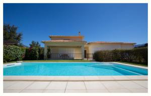 Villa con piscina frente a una casa en Villa 4 étoiles Sole di Corsica en Cauro