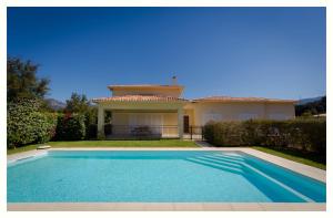 una villa con piscina di fronte a una casa di Villa 4 étoiles Sole di Corsica a Cauro