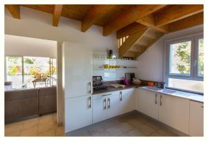 Kuchyň nebo kuchyňský kout v ubytování Villa 4 étoiles Sole di Corsica