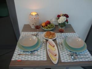 stół z talerzami i miskami owoców i kieliszkami wina w obiekcie Studio Vasileios-The Best Luxury Guest Room in Spili w mieście Spílion