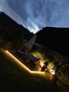 un patio trasero con una silla y luces en el césped en Gasthof-Hotel zur Linde en Yspertal