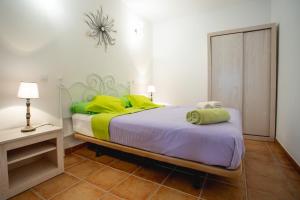 a bedroom with a large bed with yellow pillows at Casa Checa Apartment 2 in Cotillo