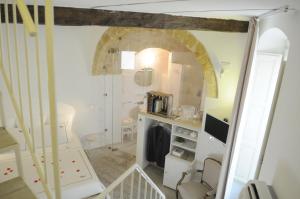 Habitación pequeña con arco y baño. en San Francesco Bed & Breakfast, en Altamura