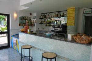 Hotel MARINELLA parking wi-fi spiaggia attrezzata的酒水