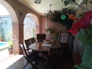 uma sala de jantar com mesa e cadeiras em Plaza del Pacifico La Bazana em Jerez de los Caballeros