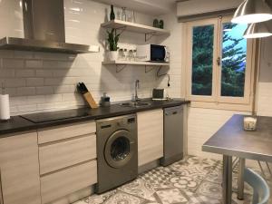 a kitchen with a washing machine and a sink at Casa Anastasia I in Buendía